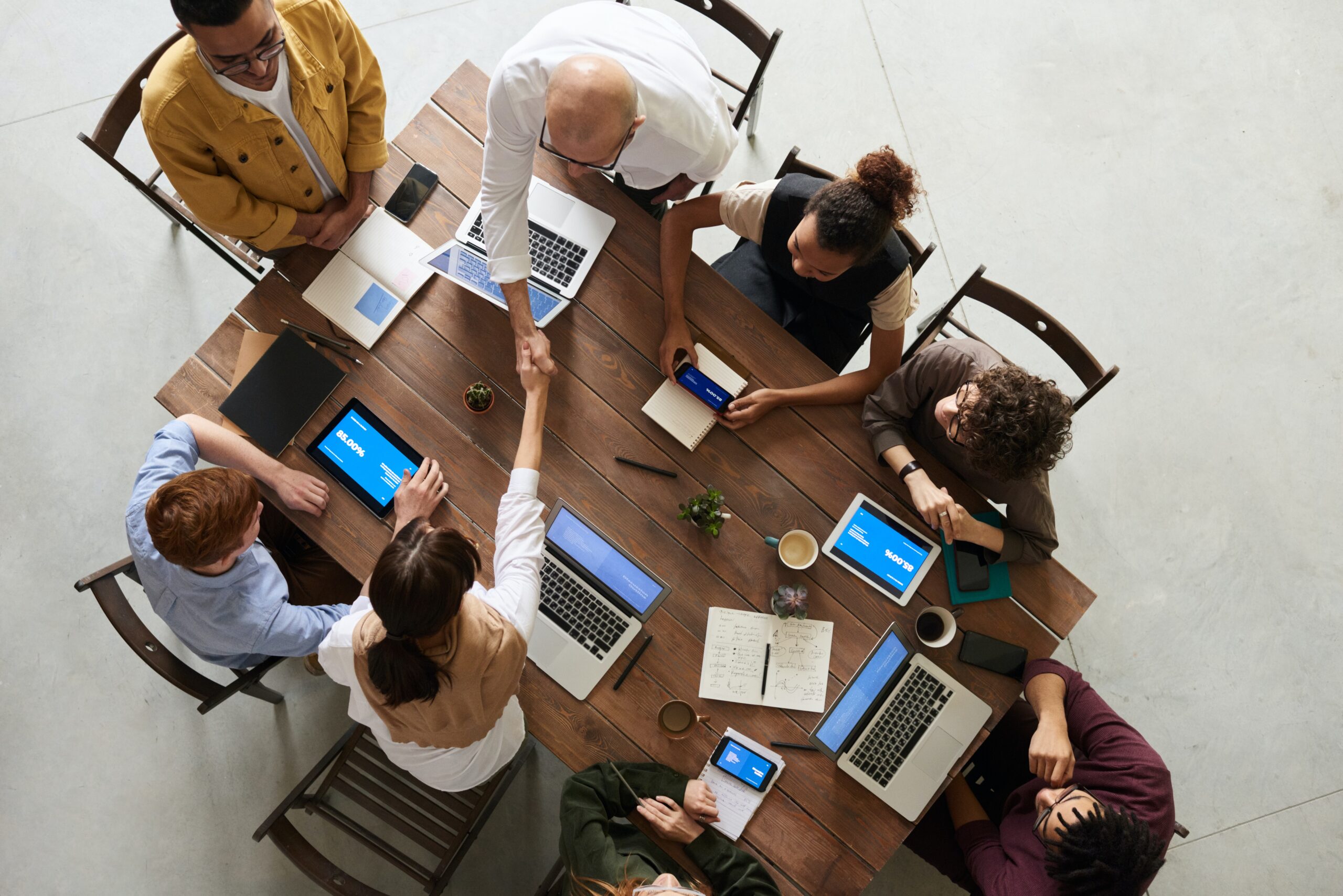 Un groupe de travail en pleine réunion