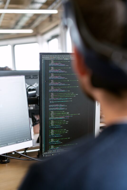 Un ingénieur logiciel en plein travail